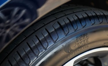 Imagem de pneu com o escrito Seal Inside em evidência. A Seal Inside Pirelli tire.