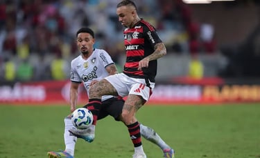 vitinho do Botafogo e Cebolinha do Flamengo disputando a bola 