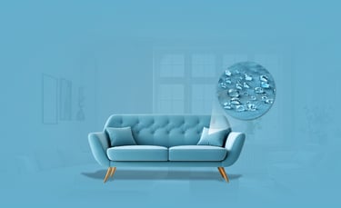 sofá azul em um fundo azul com destaque para o tecido que acabou de receber o tratamento de impermeabilização