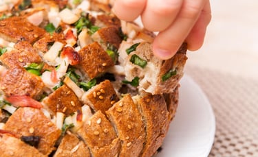 Pâté Gaumais — croûte feuilletée garnie de viande de porc et veau, cuit au four.