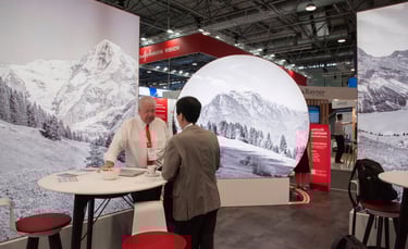 Messestand-Panels mit Schweizer Bergmotiven auf einer Fachmesse.