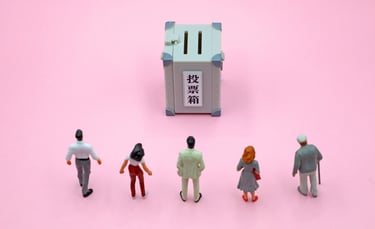 選挙をイメージした投票箱と投票を待つ人形の列｜堺市のニュースならサカイタイムズ