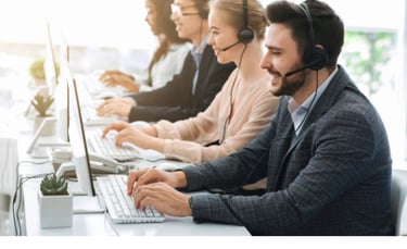 Équipe de conseillers réalisant des appels professionnels pour la prospection IT