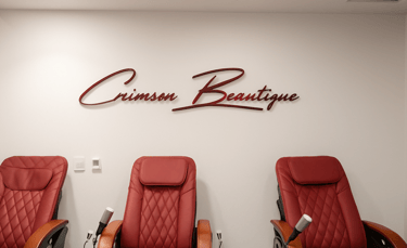 Letrero interior elegante en acrílico, diseñado para aportar identidad y estilo a espacios comercial