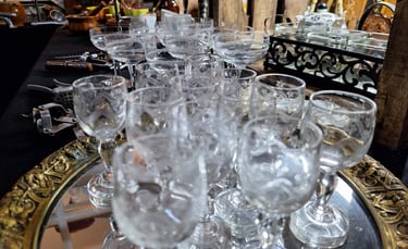 Arts de la table, verrerie ancienne, services de verre en cristal