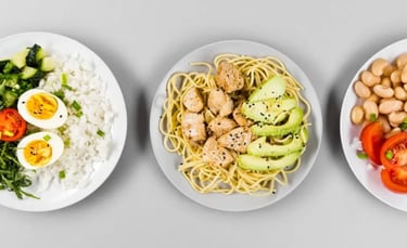 Três pratos de comida com vegetais, proteina e arroz