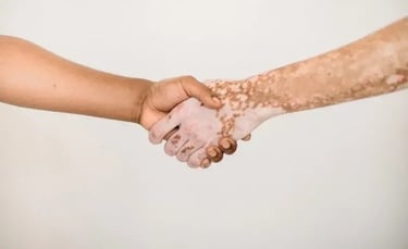 Deux personnes se rencontrent et se serrent la main, illustrant un geste de bienvenue et un moment de connexion.