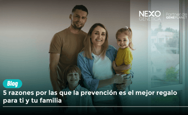 Una familia sonriente —madre, padre y dos hijos— posan para la foto de un nuevo blog de Nexo Genética sobre la prevención com