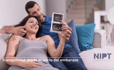 imagen de una pareja esperando su primer bebé contentos con los resultados de la prueba  NIPT