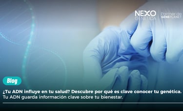 imagen de unas manos con guantes médicos que describen como la genética puede influir en la salud de una persona