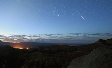 Um meteoro atravessa o céu sobre o Parque Nacional Bryce Canyon em Utah durante a chuva anual de meteoros Perseid. Ethan Mill