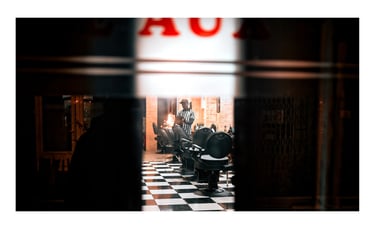intérieur d'un "barber shop" à Toulouse la nuit