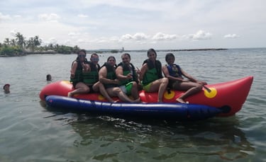 Grupo de personas disfrutando de montar la balsa "Tipo gusano" en Coveñas, Colombia