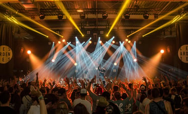 Noleggio e allestimento impianti audio e luci professionali a Como per eventi, feste e DJ set – Lariolux Service