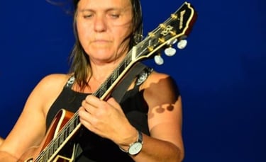 portrait d'une femme qui joue de la guitare
