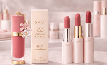 Tinta para mejillas y labios y labiales nude de SAM Cosméticos con acabado elegante y femenino.