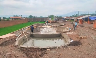Proses penggalian dan pembentukan kolam renang yang terorganisir di proyek DayanaPool Bandung