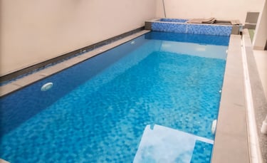 kolaml renang sederhana cocok untuk rumah dan villa.