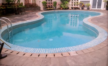 kolam renang minimalis dan elegan.