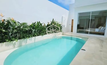 Kolam renang minimalis dengan keramik biru muda.