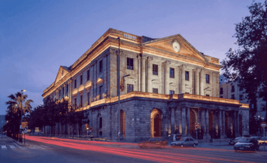 El histórico edificio de la Llotja de Mar, en Barcelona, iluminado al atardecer