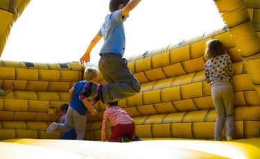 Niños saltando en unos hinchables