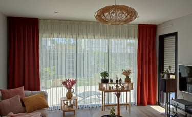 Double rideaux en velours Terracotta de la maison Designers Guild avec tête plis plats