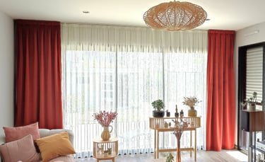 Double rideaux en velours Terracotta tissu Velluto Designers Guild avec tête plis plats