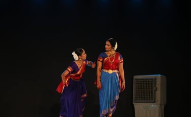 Aamoda Narthaki displaying Bharatanatyam performance