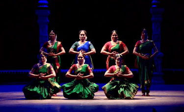 Aamoda Narthaki displaying Bharatanatyam performance