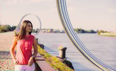 portrait d'une jeune femme à Nantes à côté des anneaux de Buren