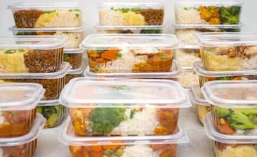 Custom packaging solutions for food products using plastic containers and sealed packaging