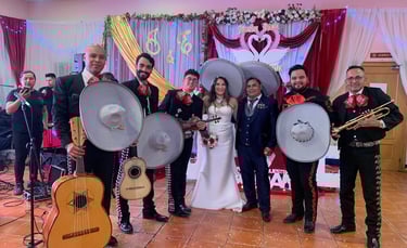 Mariachi Sentimiento Mexicano actuando en boda en Valencia con trajes tradicionales