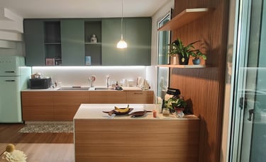 Giulia Sbrogiò | designer - isola- cucina con isola - isola cucina - boiserie a listelli - boiserie - cucina su misura