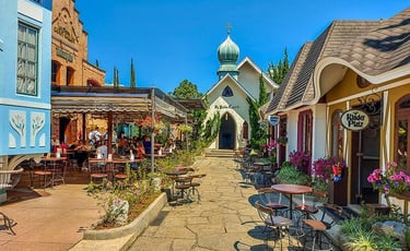 Pátio gastronômico da Vila St. Gallen com estilo europeu em Teresópolis.