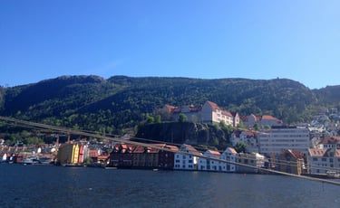 Vista do navio ancorado no porto de Bergen, Noruega.