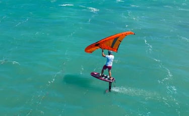 wingfoil à Madagascar dans la baie de Sakalava devant Ocean Lodge