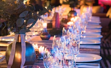 table de mariage avec verres de vin