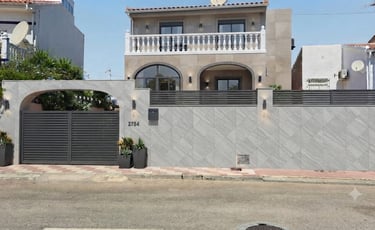 A striking, timeless contrast is provided by the powder-coated aluminum elements in anthracite