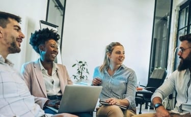 Líder jovem conduzindo reunião com equipe diversa, aplicando liderança situacional.