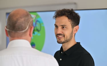 Experte für Klimapsychologie Fabian Hirt in einer Beratung