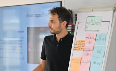 Klimapsychologe Fabian Hirt bei einem Workshop zu Klimapsychologie für Unternehmen