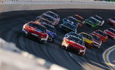 Tyler Reddick Vence em Atlanta: Segundo Triunfo Consecutivo em Corrida Caótica com Dupla Prorrogação