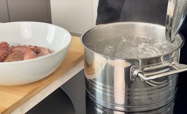Portare l'acqua a ebollizione per polpo alla gallega