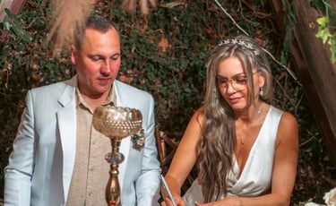 Novios en boda civil firmando ante notario.