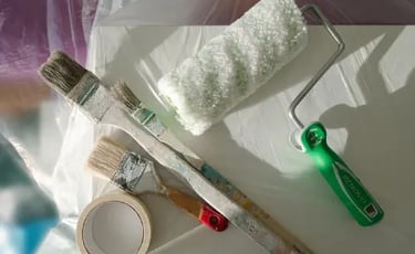 rouleaux et pinceaux posés sur une table, peinture toulouse