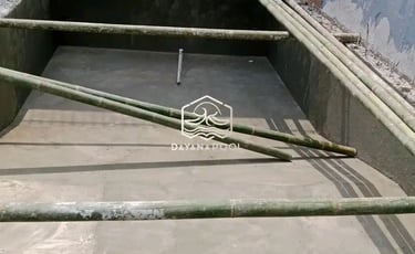 kolam renang beton dengan finishing batu alam.