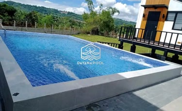 kolam renang umum dengan sistem overflow.