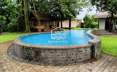 kolam renang dengan sistem over flow.