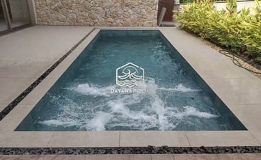 kolam renang minimalis untuk keluarga dan lantai kayu untuk pijakannya.